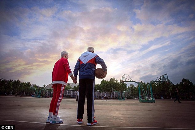 河北九旬老夫妻拍時尚大片慶祝結婚64年（組圖）