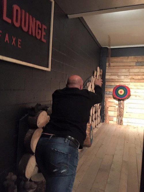 現實版“斧頭幫”:加拿大飛斧酒吧受熱捧