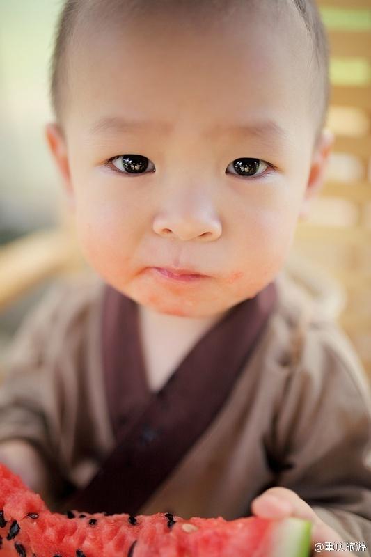 2歲萌娃吆喝自家西瓜 這個“瓜娃子”要火！（組圖）