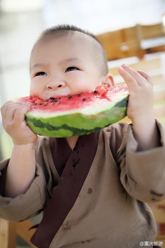 2歲萌娃吆喝自家西瓜 這個“瓜娃子”要火！（組圖）