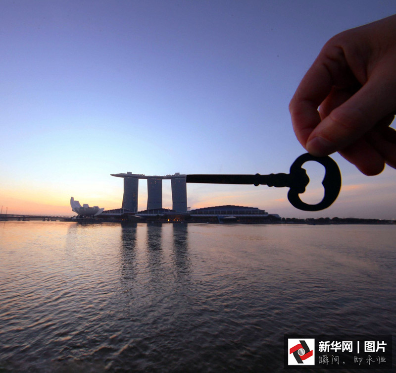 藝術家剪紙錯位攝影 度假勝地變創意作品趣味十足（組圖）