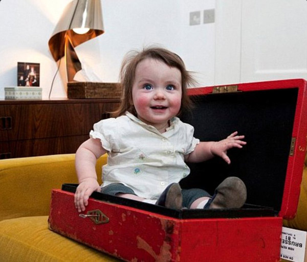 卡梅倫一家揮別唐寧街 可愛小女兒成焦點（組圖）