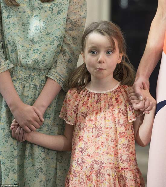 卡梅倫一家揮別唐寧街 可愛小女兒成焦點（組圖）