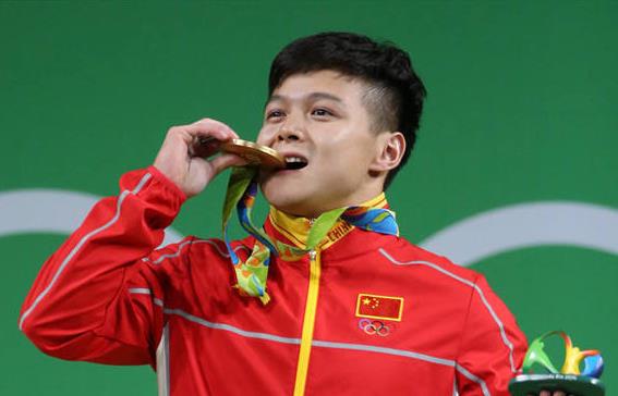 為何奧運選手愛咬金牌?