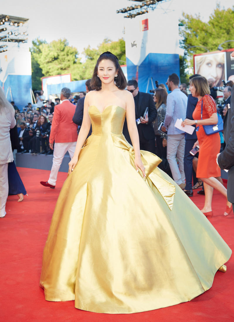 <a href=&apos;http://search.xinmin.cn/?q=威尼斯電影節&apos; target=&apos;_blank&apos; class=&apos;keywordsSearch&apos;>威尼斯電影節</a>開幕 趙薇<a href=&apos;http://search.xinmin.cn/?q=性感&apos; target=&apos;_blank&apos; class=&apos;keywordsSearch&apos;>性感</a>優雅<a href=&apos;http://search.xinmin.cn/?q=張雨綺&apos; target=&apos;_blank&apos; class=&apos;keywordsSearch&apos;>張雨綺</a>秀美胸