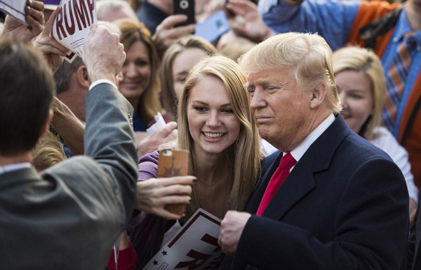 全民自拍狂？群眾齊刷刷背對(duì)希拉里自拍 令人瞠目