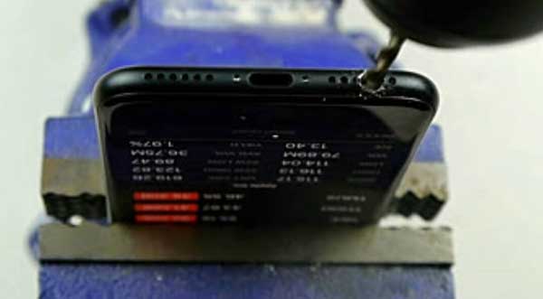 電鉆iPhone 7，鉆出隱藏耳機孔？