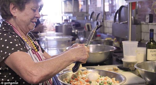 真正的“外婆家”：餐廳聘用來(lái)自世界各地的奶奶們做廚師