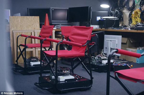 再也不用站到腳酸!日本智能椅子自動幫你排隊