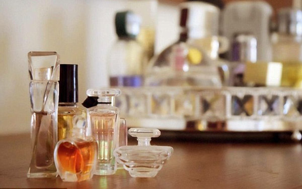 專家告訴你:香水應該噴在肚臍眼上