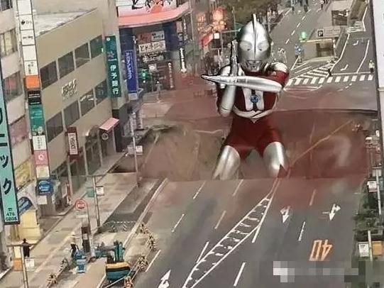 日本街頭突現天坑 政府修復效率驚人