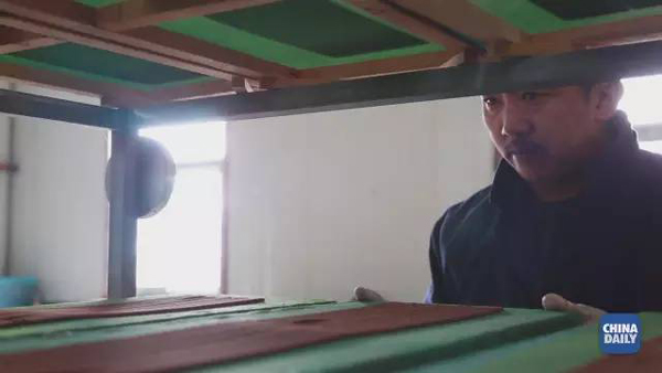 小康之路:他們曾經是伐木人,如今卻成了護林員和藏香廠老板丨解碼中國