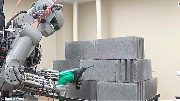 俄羅斯研發超級機器人 會開車以后還將上太空工作