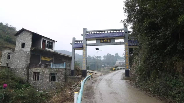 這個先天脊柱彎曲的貴州鐵漢,卻背負著全村人的脫貧夢 | 解碼中國