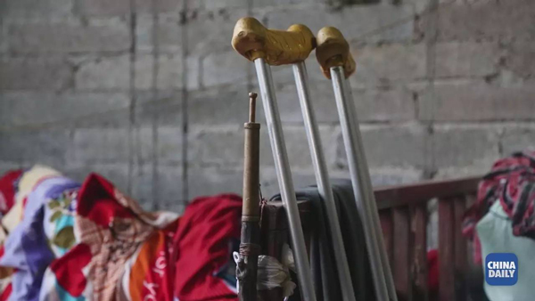 這個先天脊柱彎曲的貴州鐵漢,卻背負著全村人的脫貧夢 | 解碼中國