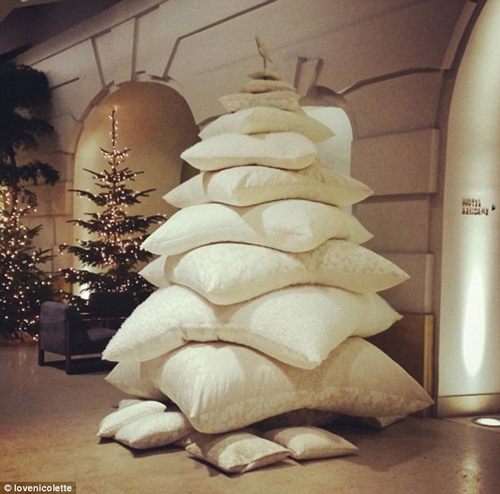 還在擺放傳統的圣誕樹?快來試試圣誕“枕”、圣誕“書”和圣誕“花”!