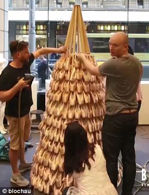 還在擺放傳統的圣誕樹?快來試試圣誕“枕”、圣誕“書”和圣誕“花”!