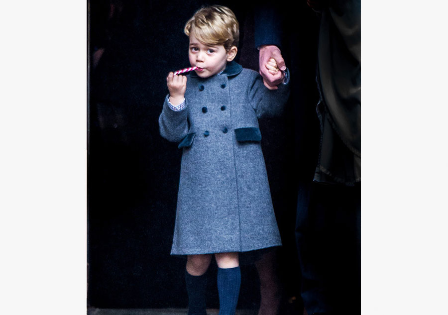 喬治和夏洛特首次參加圣誕節教堂活動 吃棒棒糖的喬治萌翻鏡頭（組圖）