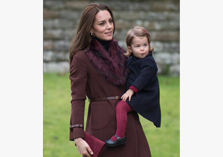 喬治和夏洛特首次參加圣誕節教堂活動 吃棒棒糖的喬治萌翻鏡頭（組圖）