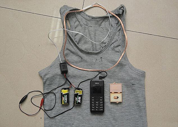 看你怎么作弊 監考老師出高招:頭頂報紙擋視線