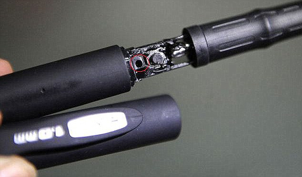 看你怎么作弊 監考老師出高招:頭頂報紙擋視線