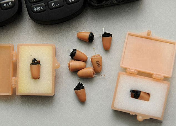 看你怎么作弊 監考老師出高招:頭頂報紙擋視線