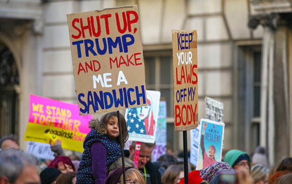 示威標語太有才 看川普花式被涮(組圖)