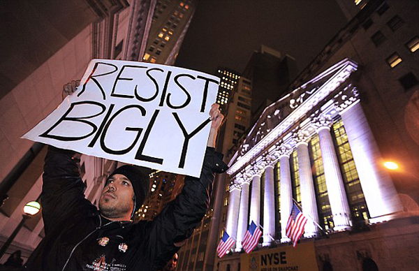 示威標語太有才 看川普花式被涮(組圖)