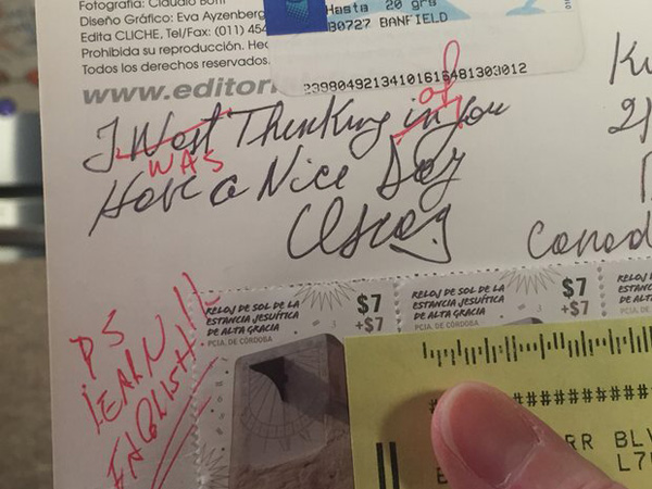 明信片語法錯誤遭涂改 “學點英語吧!”