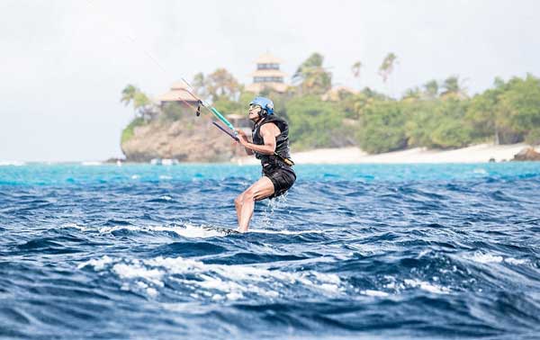 奧巴馬無官一身輕 海島度假玩風箏沖浪