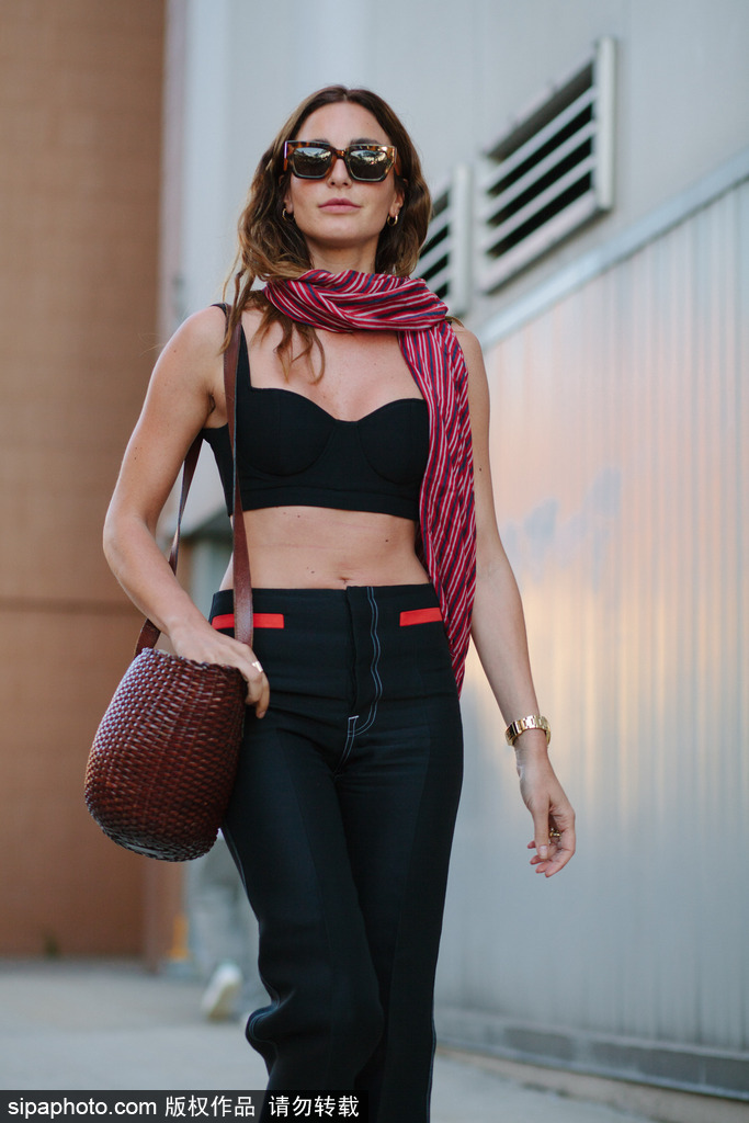 時尚新寵？明星和潮人都拎“菜籃子”出街了?。ńM圖）