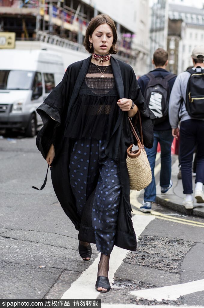 時尚新寵？明星和潮人都拎“菜籃子”出街了！（組圖）