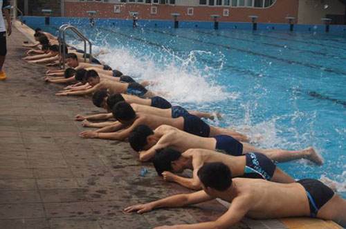 清華:不會游泳不能畢業(yè) 名校的游泳情結(jié)為啥那么深