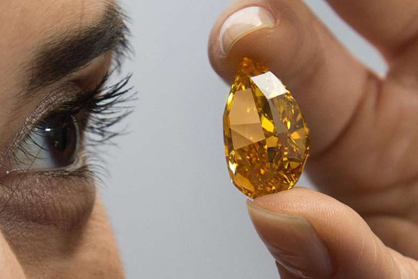 “粉紅之星”鉆石在香港拍出天價 刷新全球寶石紀錄