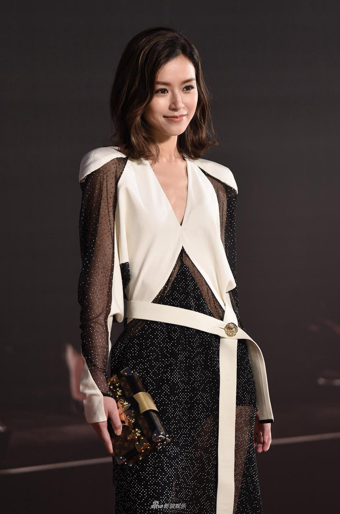 金像獎(jiǎng)紅毯女星愛黑色 章子怡趙薇變身黑天鵝（組圖）