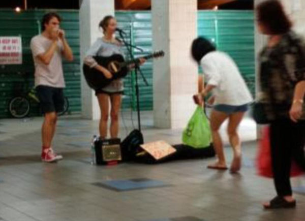 令人震驚:西方背包客一路乞討旅行