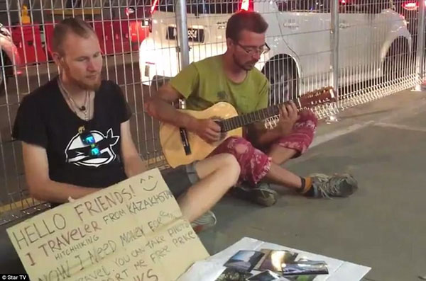 令人震驚:西方背包客一路乞討旅行