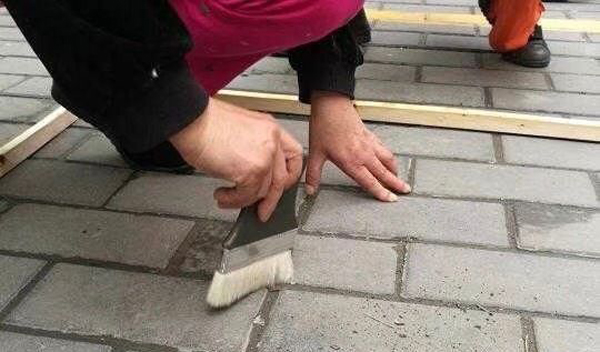 清潔工道路考核“以克論凈” 網友:太苛刻