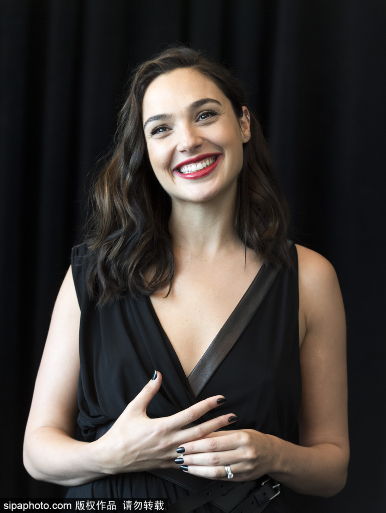 完全不想看男主角系列！盤點(diǎn)“神奇女俠”蓋爾·加朵驚艷紅毯造型（組圖）