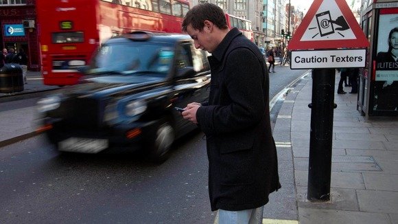 低頭族必看:走路開車玩手機 他們為此付出各種代價(視頻)