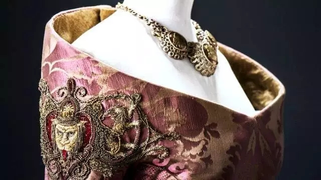 《權力的游戲》女主們的高定服裝燒到了時尚圈（組圖）