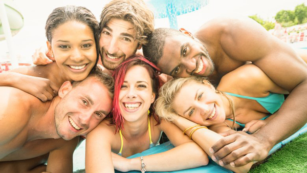 這8種跡象表明，你喜歡的他只把你當朋友