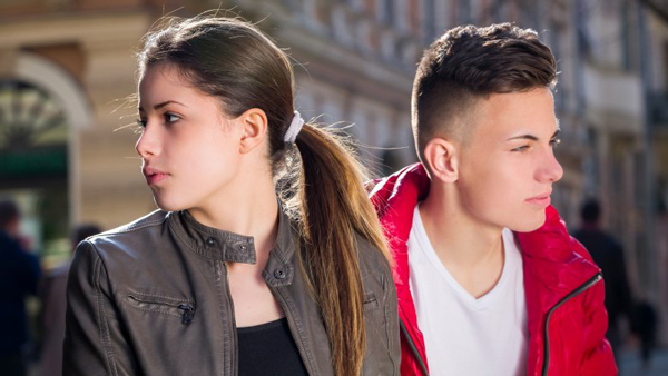 這8種跡象表明，你喜歡的他只把你當朋友