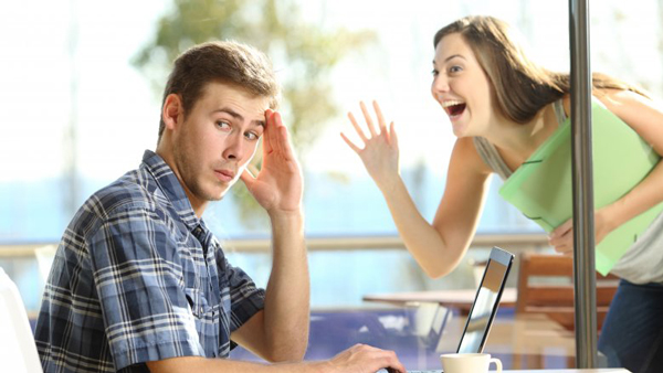 這8種跡象表明，你喜歡的他只把你當朋友