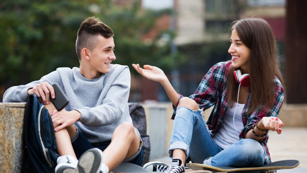 這8種跡象表明，你喜歡的他只把你當朋友