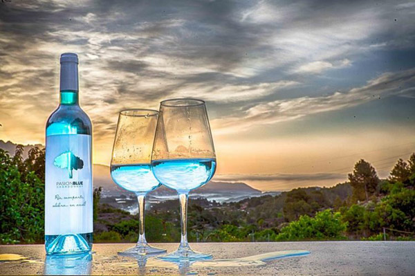 還記得藍色葡萄酒嗎?現在廠家把彩虹顏色都集齊了(組圖)