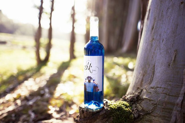 還記得藍色葡萄酒嗎?現在廠家把彩虹顏色都集齊了(組圖)