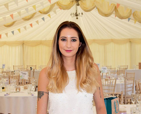 強迫癥原來這么可怕！英國妹子患強迫癥 自曝一天洗頭72次