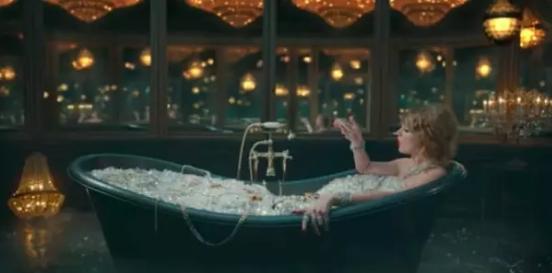 霉霉新歌MV懟遍新仇舊恨,“鉆石洗澡水”價值不菲