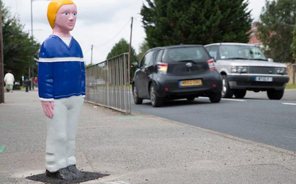 人形路樁、安全車、城市麥田圈,為了交通安全,各國(guó)也是拼啦